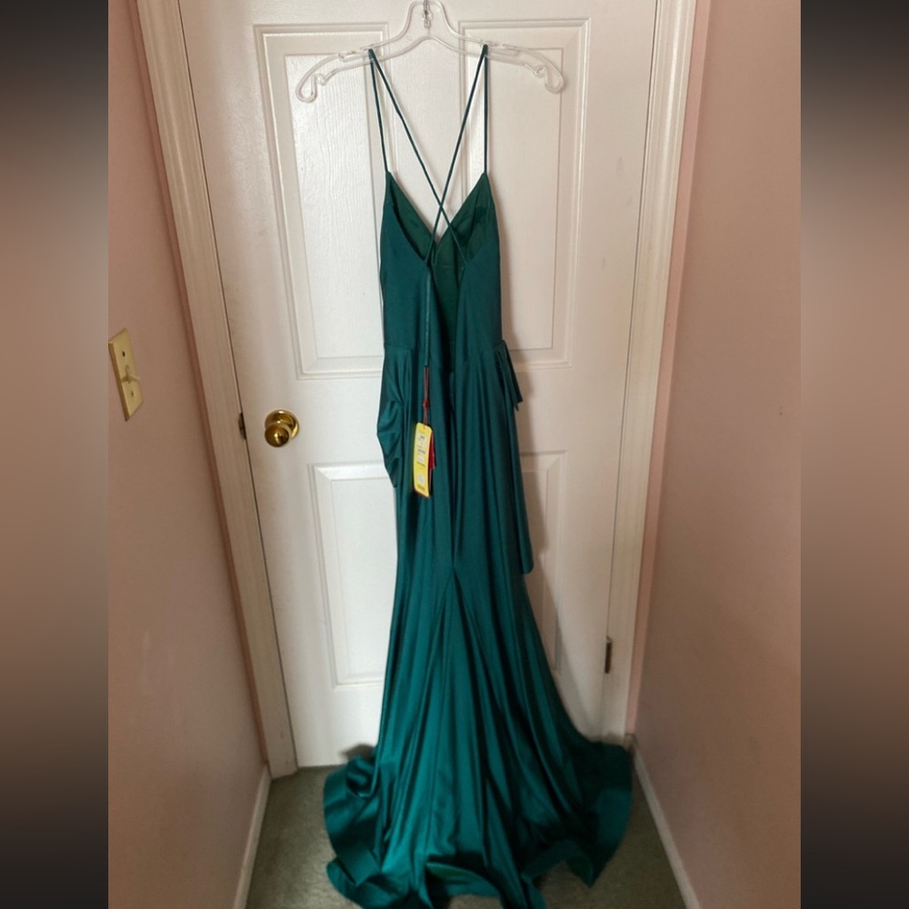 Hunter Green, Size: 6, Mayqueen dress, style no. MQ1832
Floor length, V neck